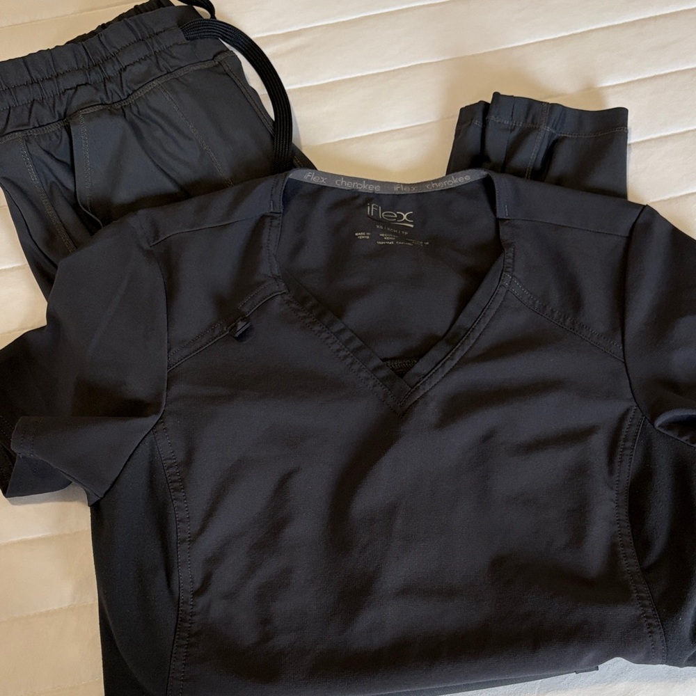 Cherokee iFlex Women’s Scrub Set in Black